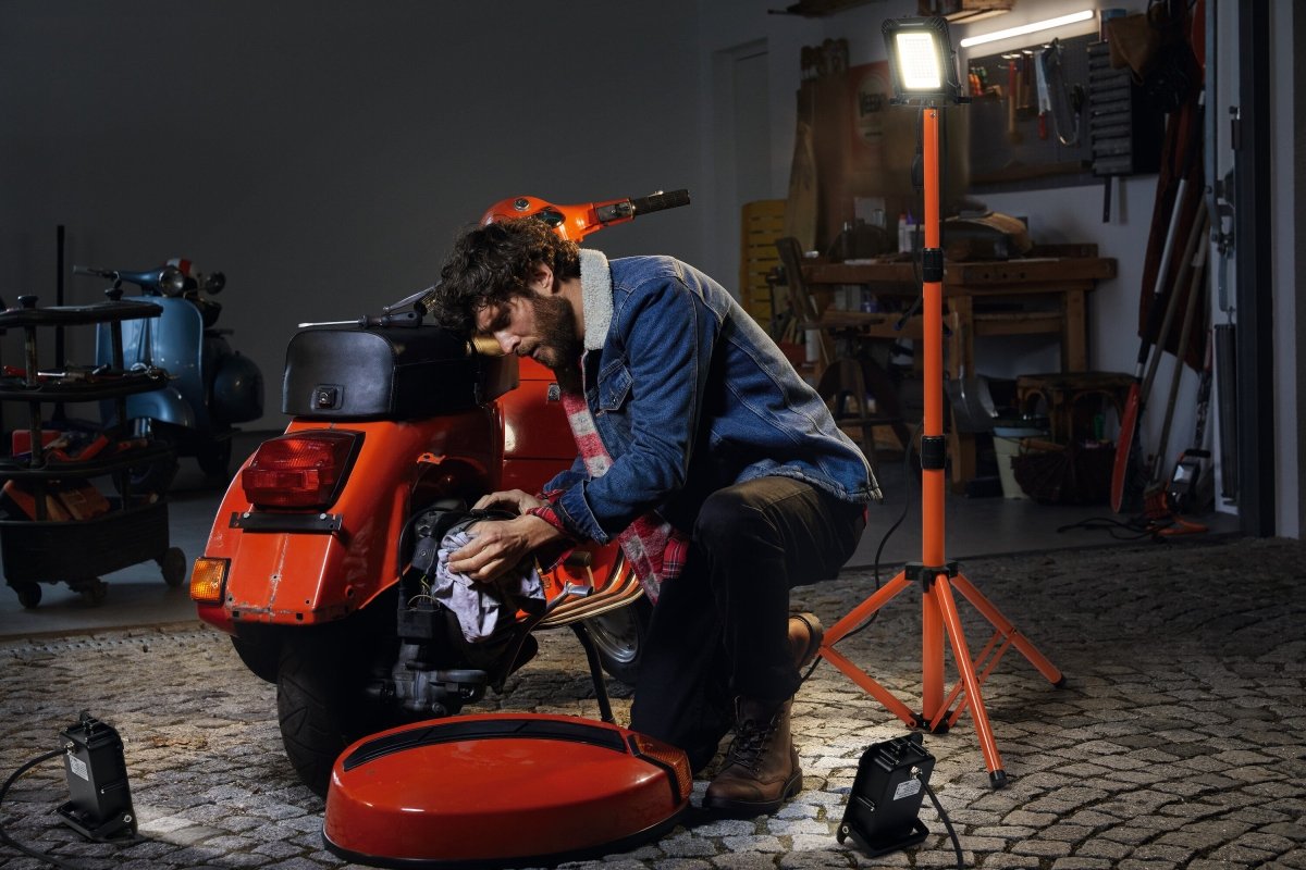 Naświetlacz LED WORKLIGHT BATTERY TRIPOD 40W, przenośny, zasilanie bateryjne, ładowanie USB, barwa neutralna - Poland LEDVANCE e-shop 4058075576575