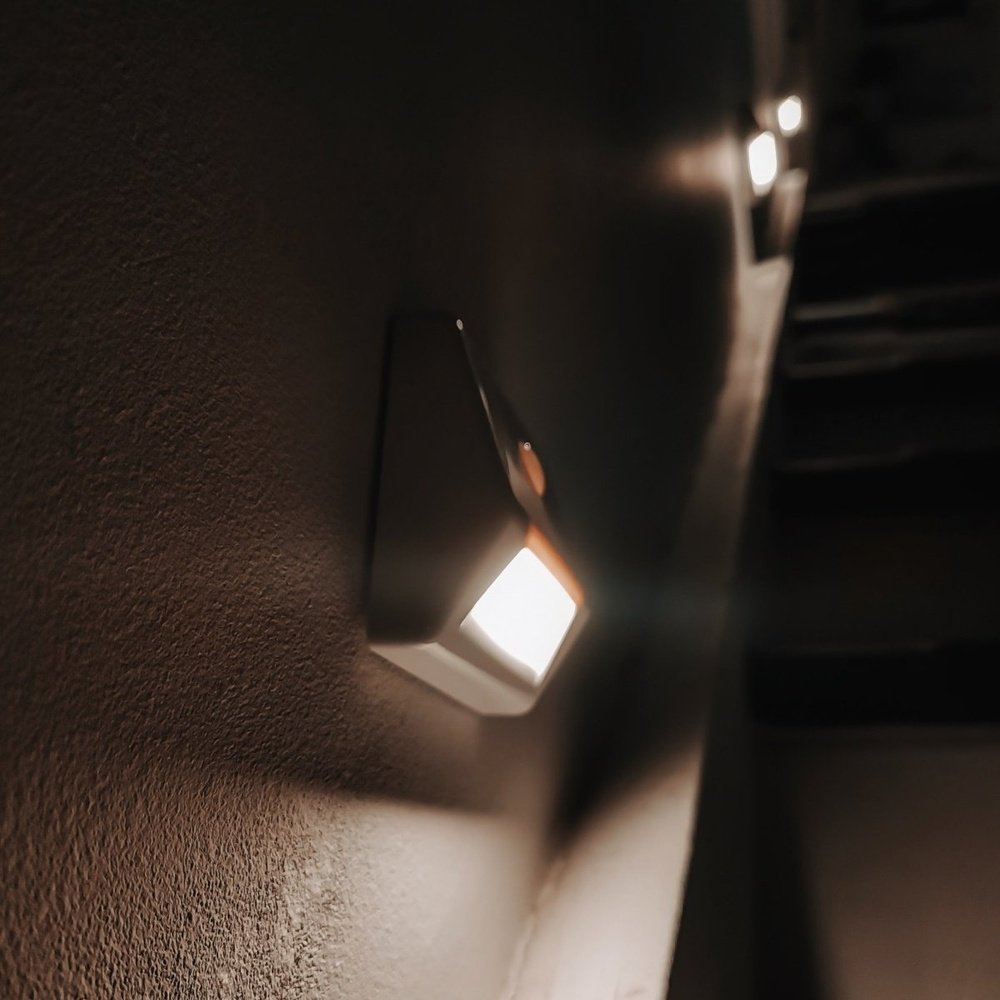 Biała mobilna lampka orientacyjna LED na schody STAIR z czujnikiem - eshop LEDVANCE 4058075260733