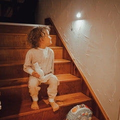 Biała mobilna lampka orientacyjna LED na schody STAIR z czujnikiem - eshop LEDVANCE 4058075260733
